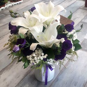 Vazoda Mor ve Beyaz Çiçekler