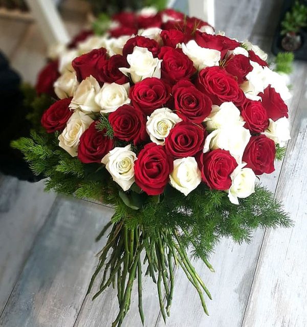 Kırmızı Ve Beyaz Güller